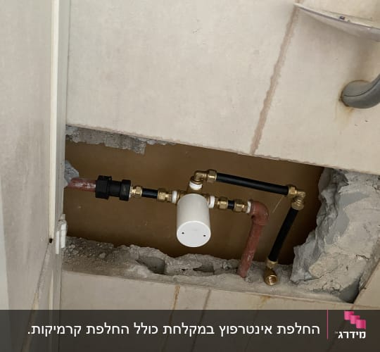 צנרת מים עם חיבורים ותיקון בקיר